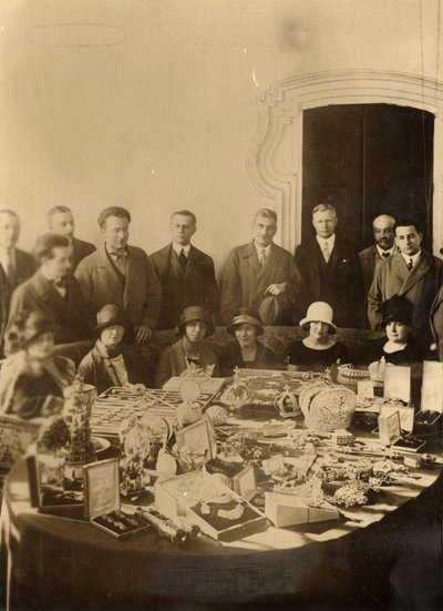 Gioielli della corona russa preparati per la vendita a paesi stranieri, 1925 da Russian Photographer